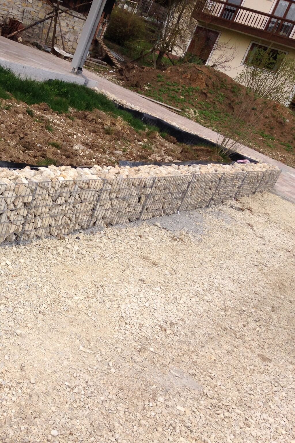 Gabionenmauer am Rand der neu angelegten Fläche