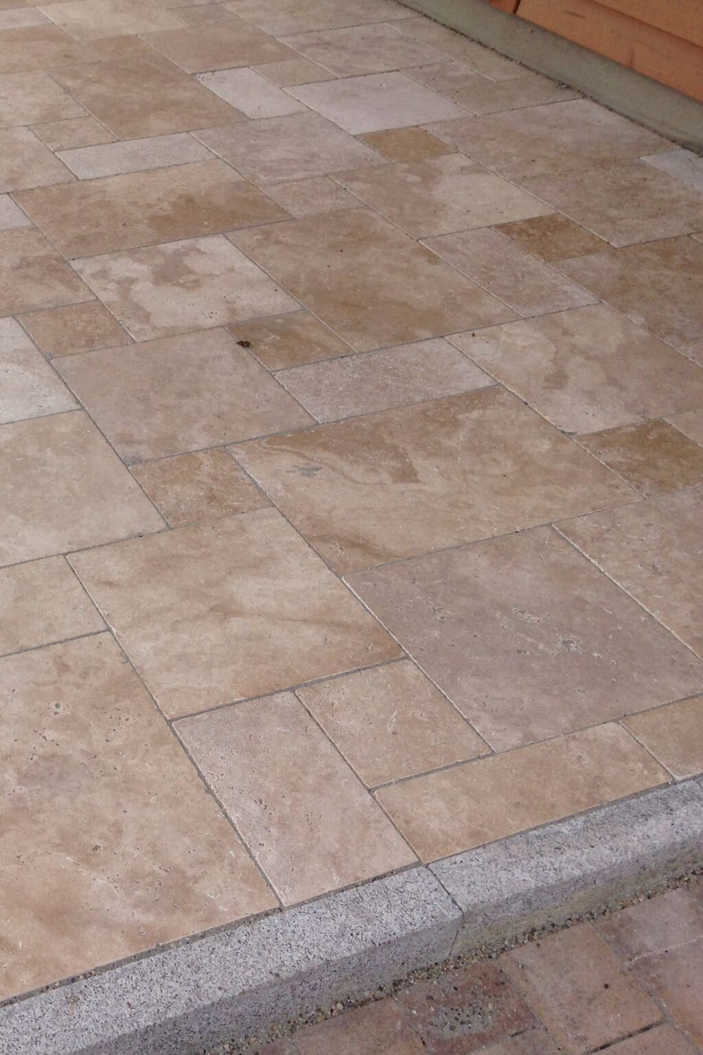 Terrassenbelag aus türkischem Travertin in Nahaufnahme