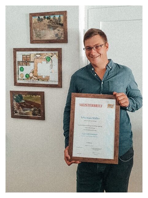 Sebastian Müller, Geschäftsführer von Müller Garten- und Landschaftsbau, mit Urkunde